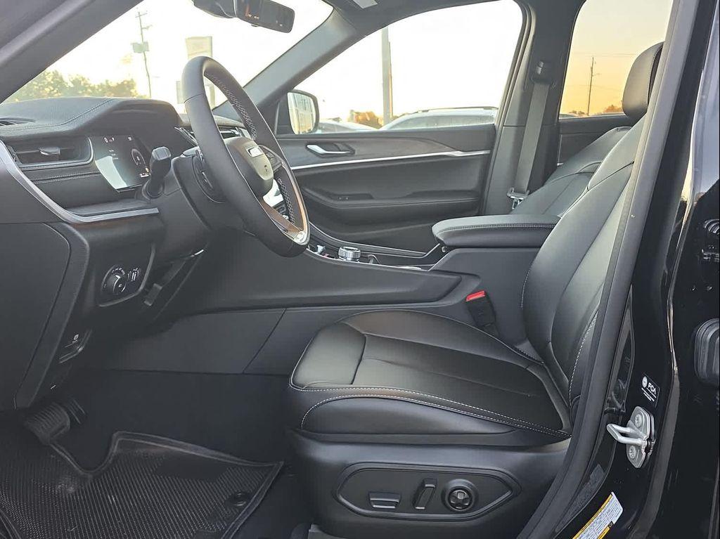 new 2025 Jeep Grand Cherokee car, priced at $51,592