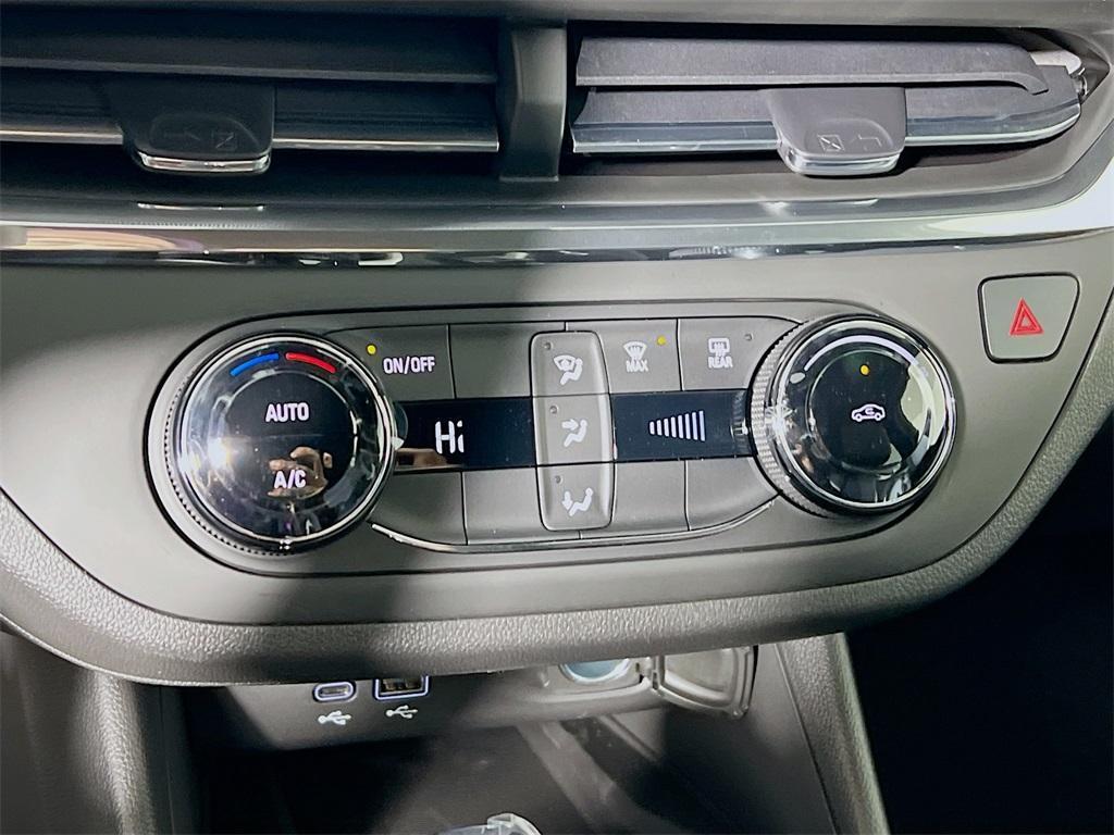 new 2025 Buick Envista car, priced at $25,135
