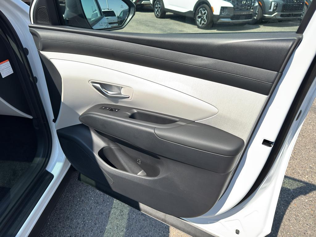 new 2025 Hyundai TUCSON Hybrid car, priced at $39,250
