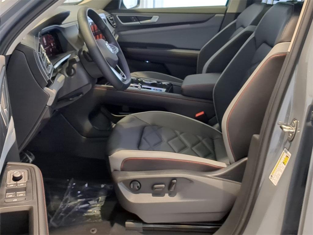 new 2025 Volkswagen Atlas car, priced at $43,764