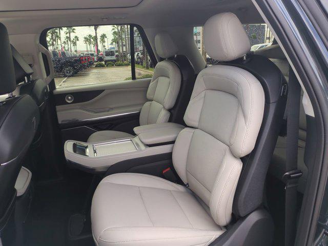 new 2025 Lincoln Navigator car, priced at $100,726