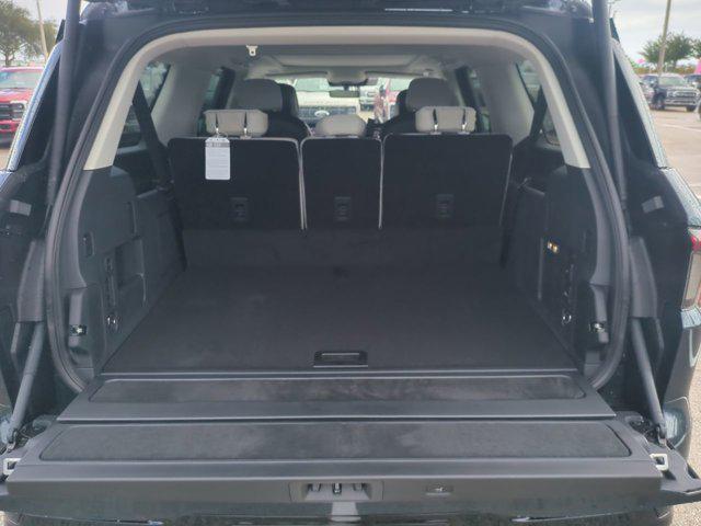 new 2025 Lincoln Navigator car, priced at $100,726