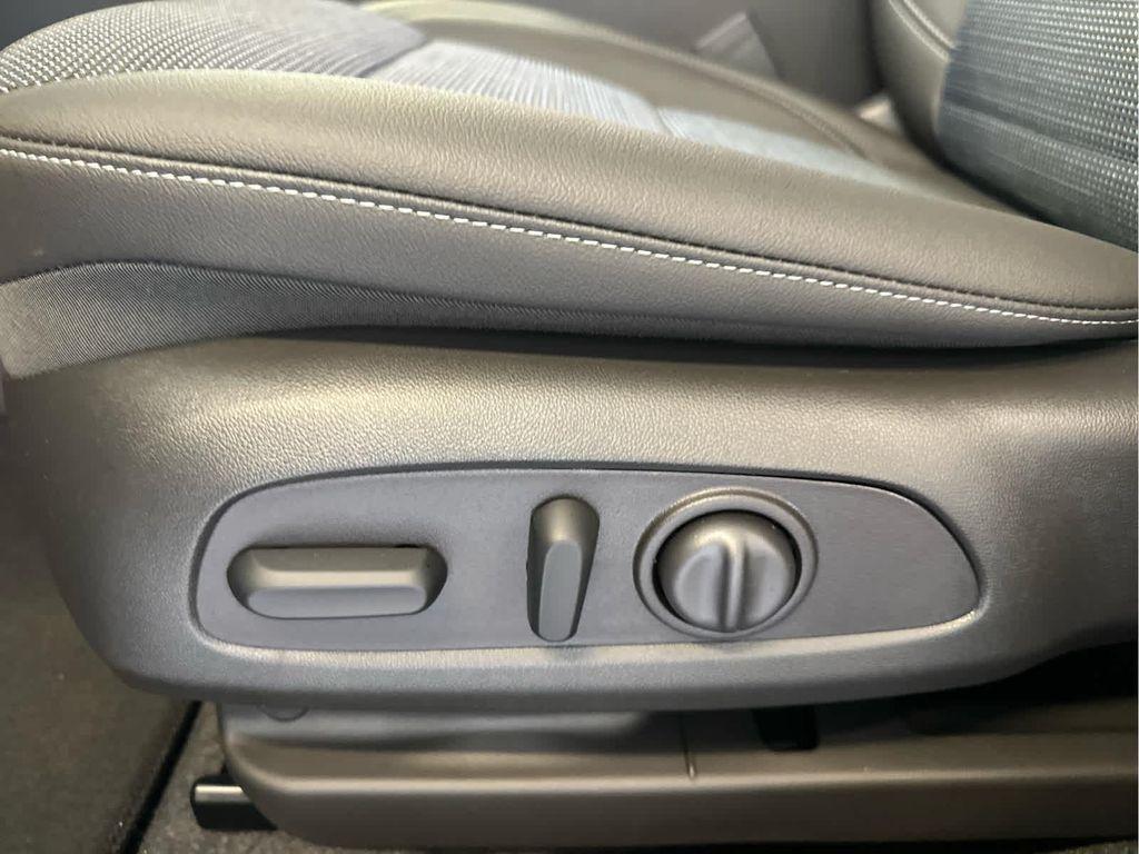 new 2025 Buick Envista car, priced at $26,279