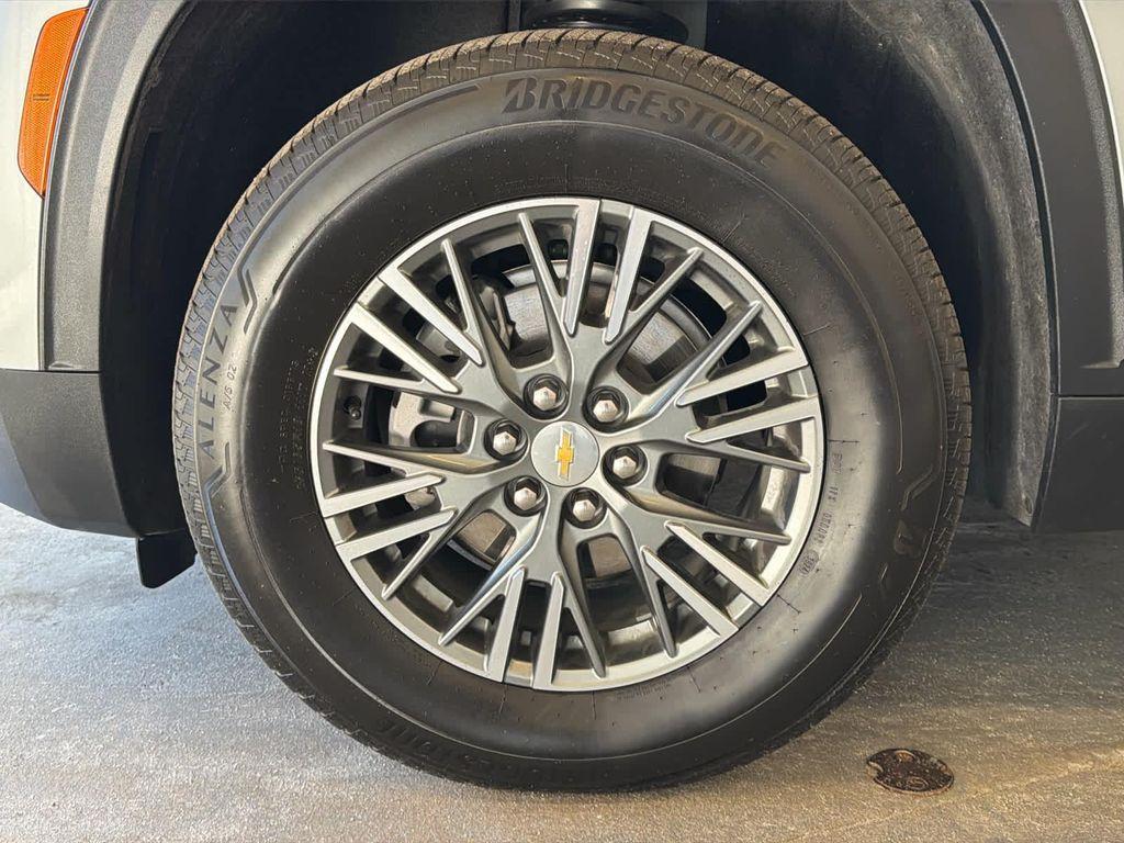 used 2025 Chevrolet Traverse car, priced at $38,800