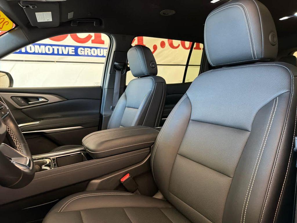 used 2025 Chevrolet Traverse car, priced at $38,800