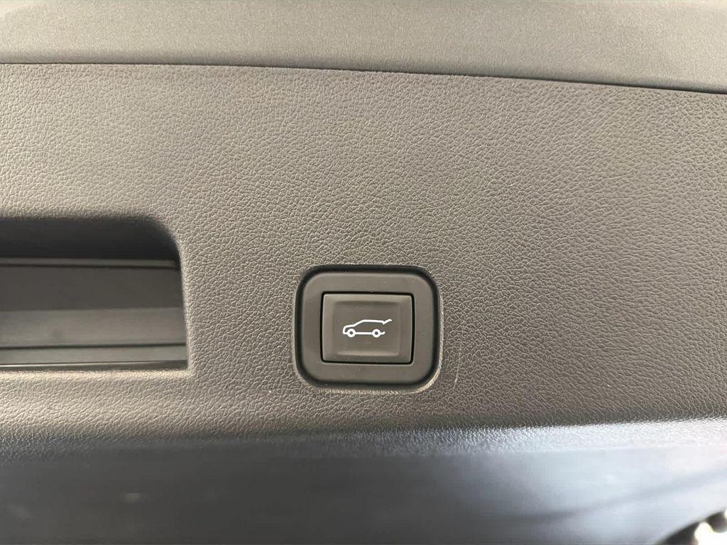 used 2025 Chevrolet Traverse car, priced at $38,800