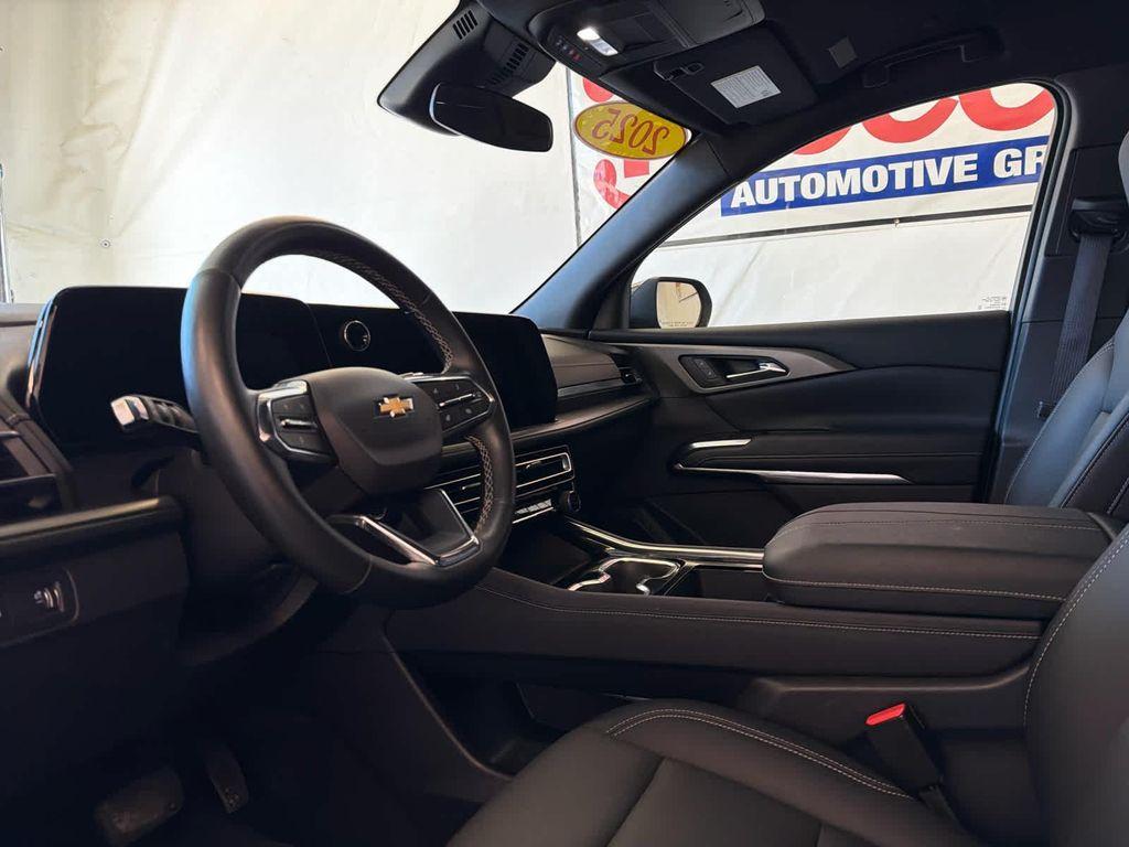 used 2025 Chevrolet Traverse car, priced at $38,800