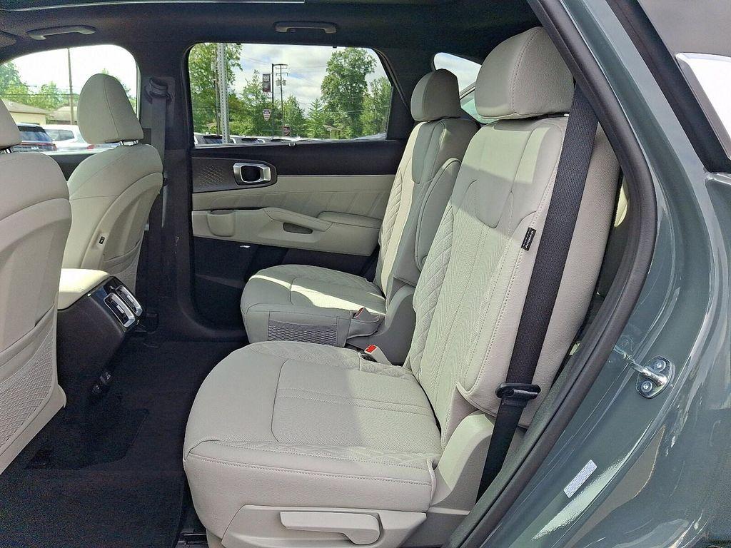 new 2025 Kia Sorento Hybrid car, priced at $45,700
