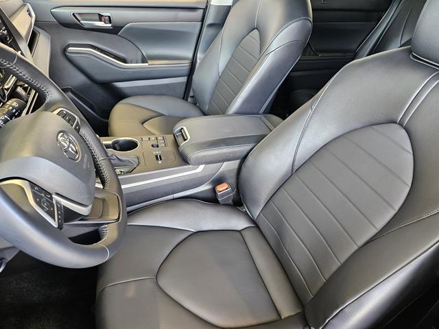 used 2025 Toyota Highlander car, priced at $42,399