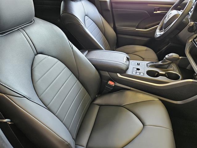 used 2025 Toyota Highlander car, priced at $42,399