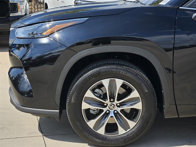 used 2025 Toyota Highlander car, priced at $42,399