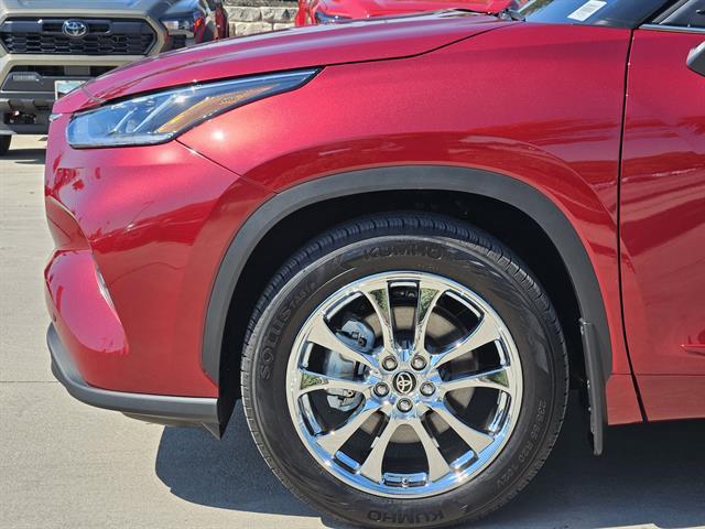 used 2025 Toyota Highlander car, priced at $52,498