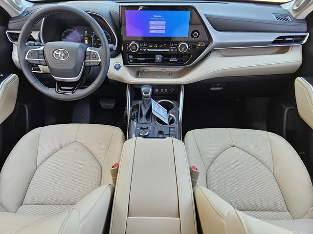 used 2025 Toyota Highlander car, priced at $52,498