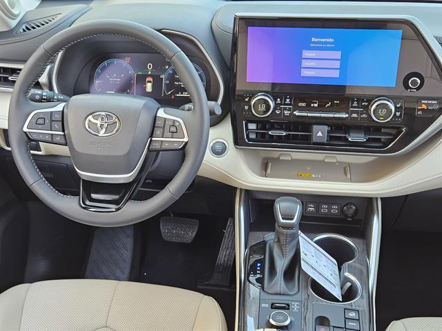 used 2025 Toyota Highlander car, priced at $52,498