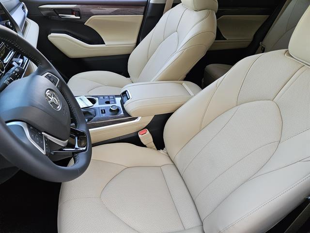 used 2025 Toyota Highlander car, priced at $52,498
