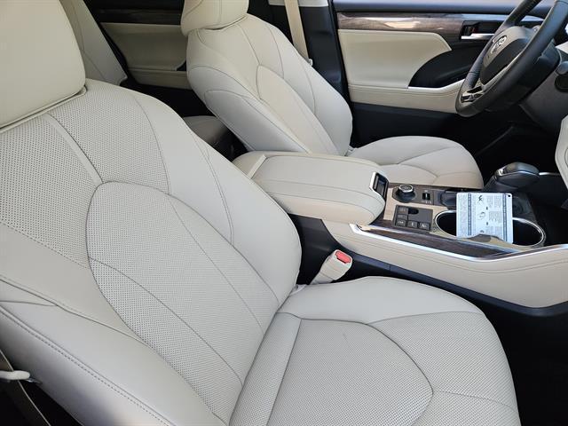 used 2025 Toyota Highlander car, priced at $52,498