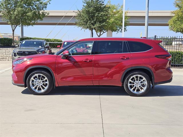 used 2025 Toyota Highlander car, priced at $52,498