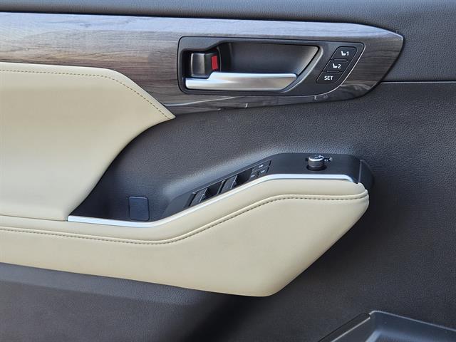 used 2025 Toyota Highlander car, priced at $52,498