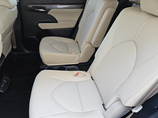 used 2025 Toyota Highlander car, priced at $52,498