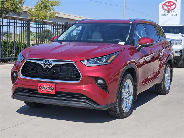 used 2025 Toyota Highlander car, priced at $52,498