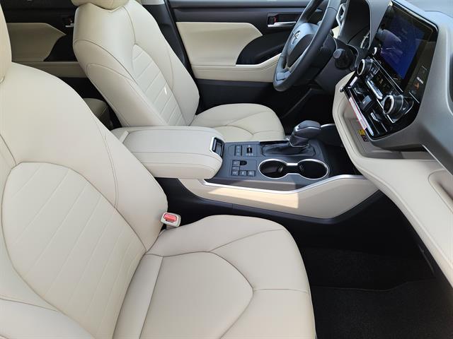 new 2025 Toyota Highlander car, priced at $48,668