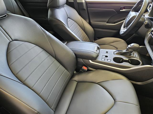 used 2025 Toyota Highlander car, priced at $42,499