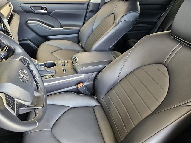 used 2025 Toyota Highlander car, priced at $42,499