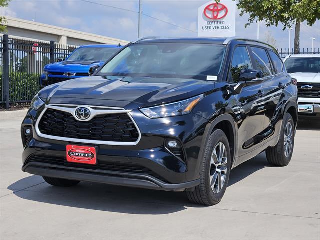 used 2025 Toyota Highlander car, priced at $42,499