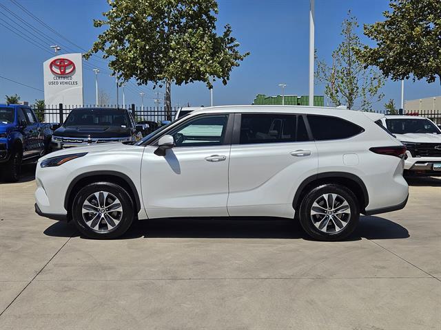 used 2025 Toyota Highlander car, priced at $43,428