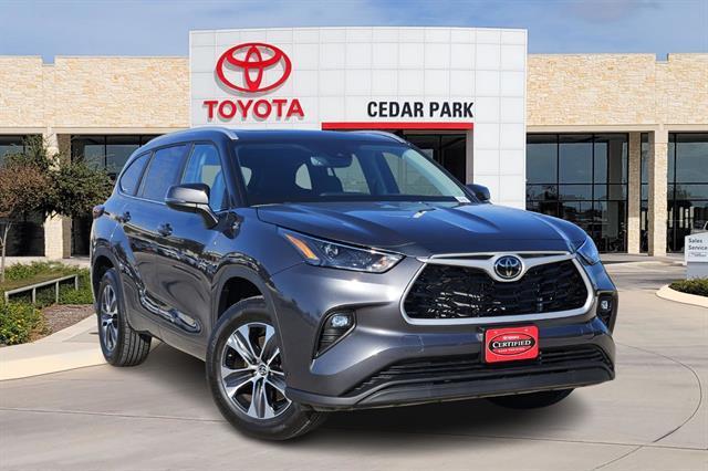used 2025 Toyota Highlander car, priced at $42,987