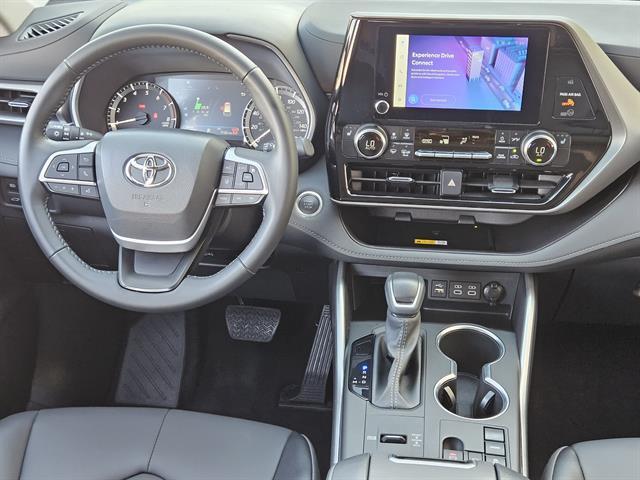 used 2025 Toyota Highlander car, priced at $42,498