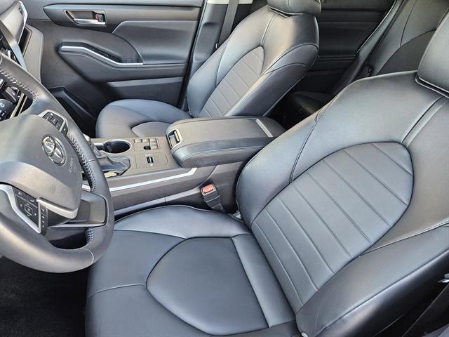 used 2025 Toyota Highlander car, priced at $42,498