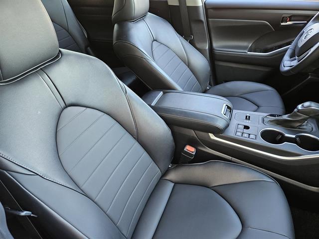 used 2025 Toyota Highlander car, priced at $42,498