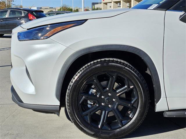 used 2022 Toyota Highlander car, priced at $31,991