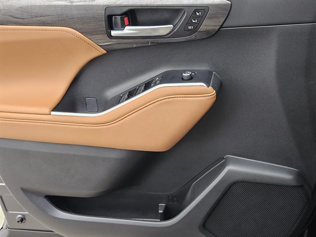 new 2025 Toyota Highlander Hybrid car, priced at $58,838