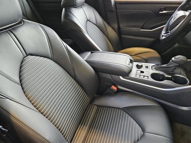 used 2023 Toyota Highlander car, priced at $38,999