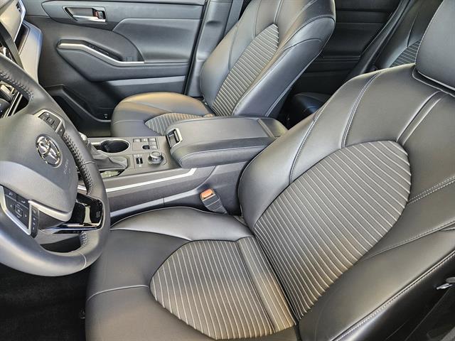 used 2023 Toyota Highlander car, priced at $38,999