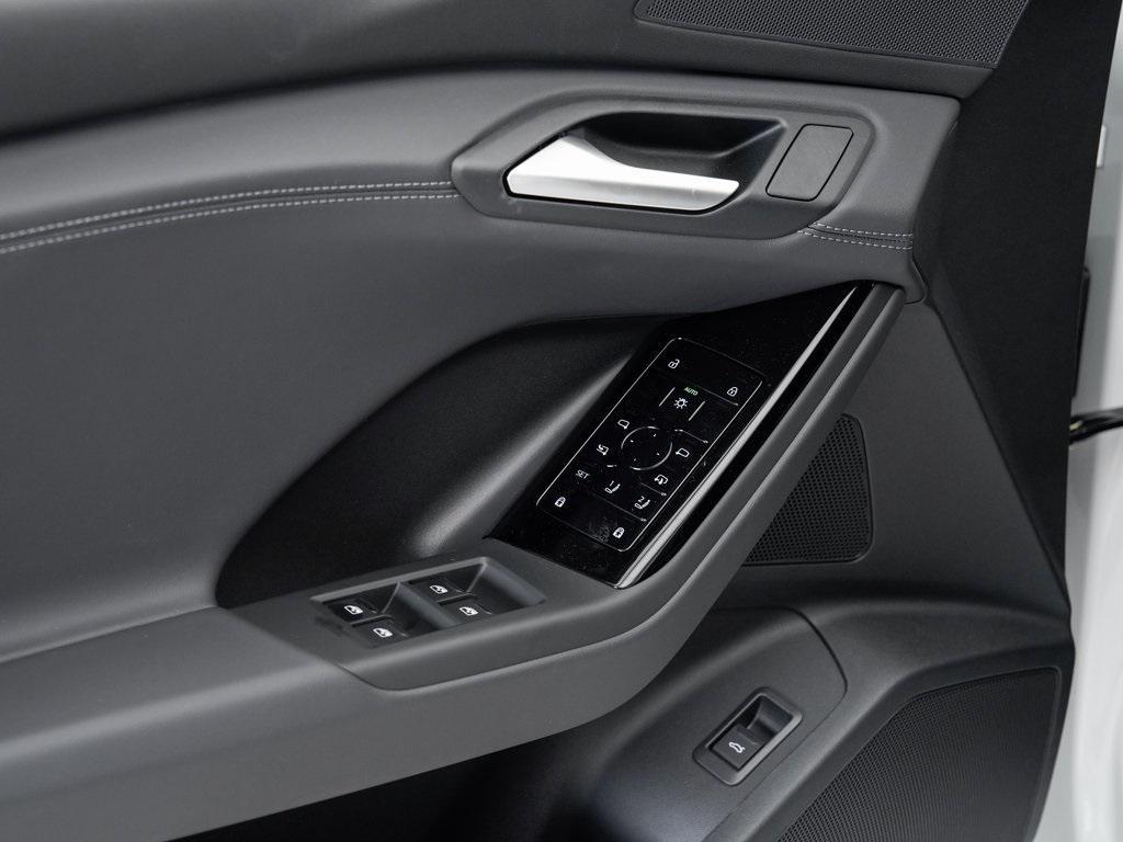 new 2025 Audi Q6 e-tron car, priced at $70,435