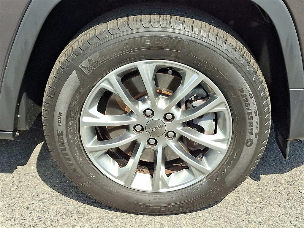 used 2019 Jeep Cherokee car, priced at $15,995