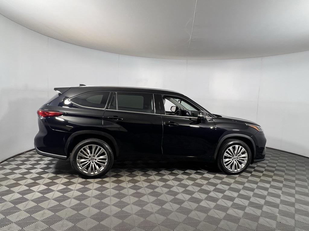 used 2022 Toyota Highlander car, priced at $32,173