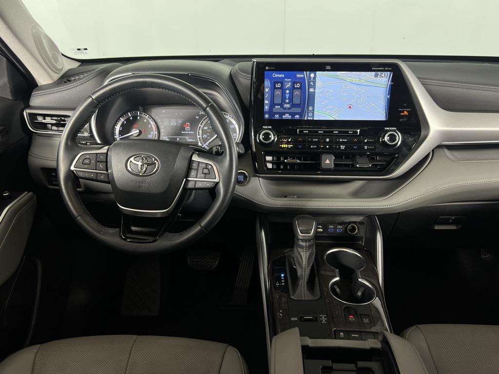 used 2022 Toyota Highlander car, priced at $32,173