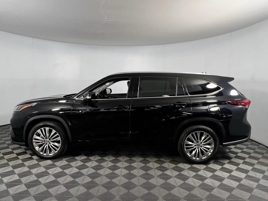 used 2022 Toyota Highlander car, priced at $32,173