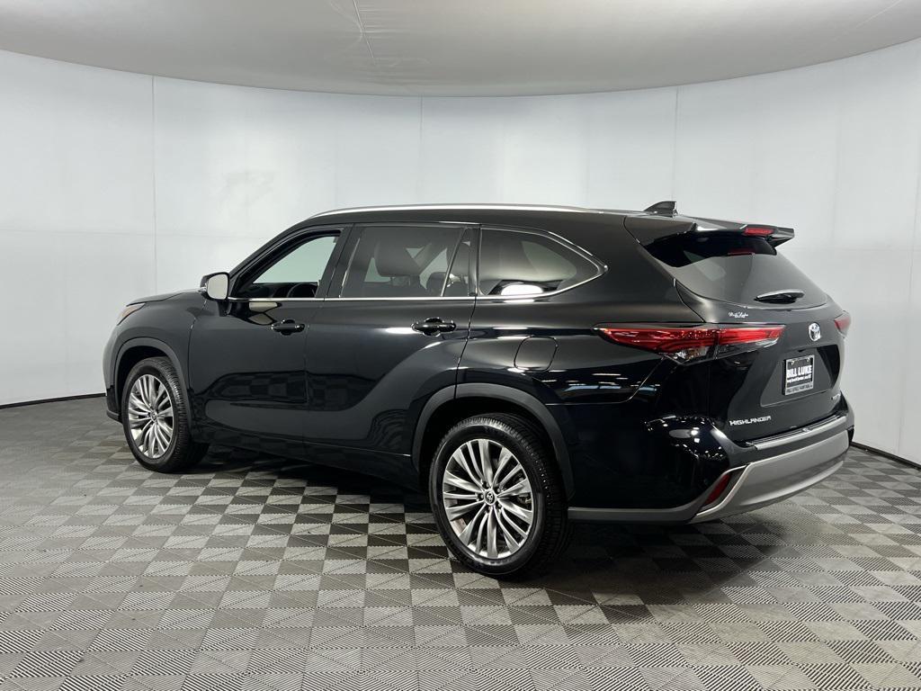 used 2022 Toyota Highlander car, priced at $32,173