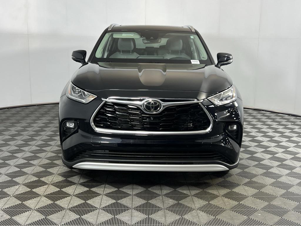 used 2022 Toyota Highlander car, priced at $32,173