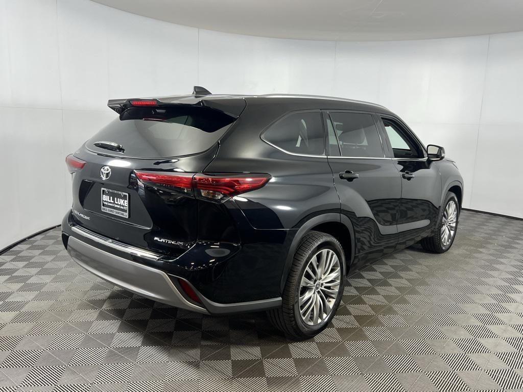 used 2022 Toyota Highlander car, priced at $32,173