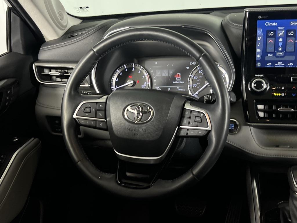 used 2022 Toyota Highlander car, priced at $32,173