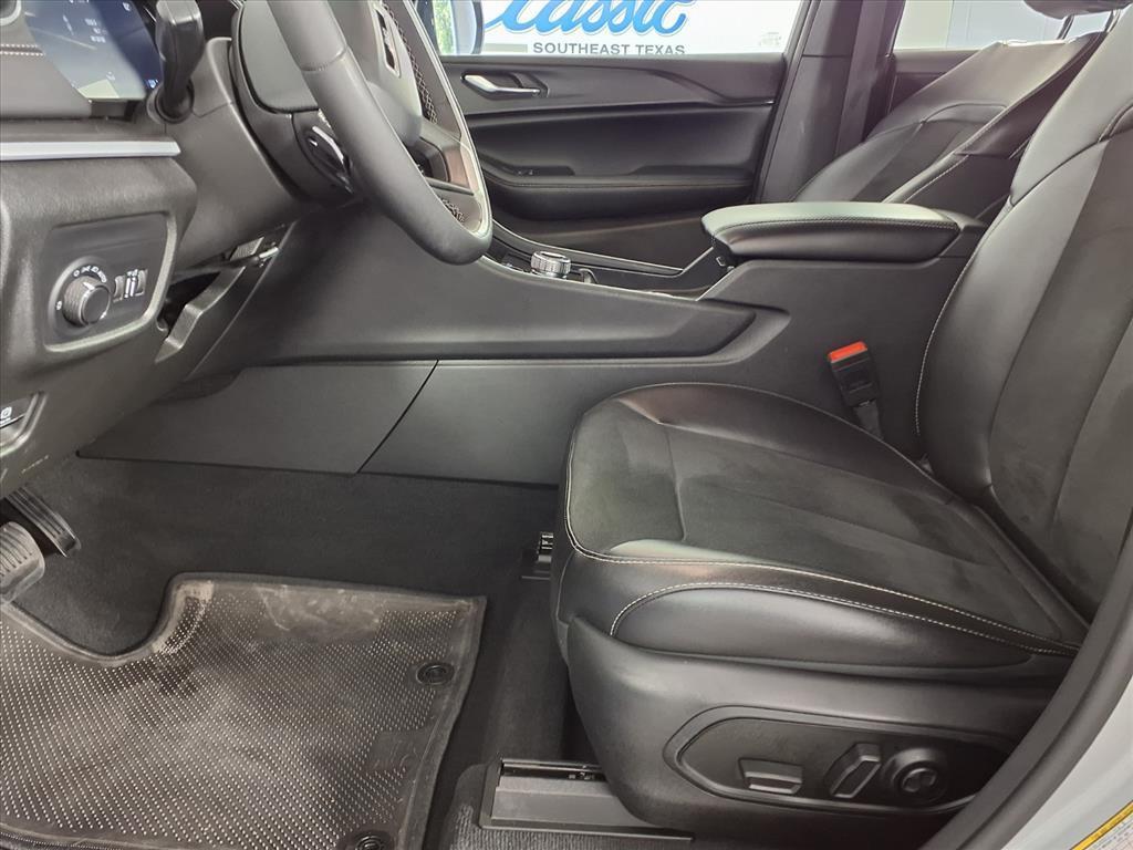 used 2024 Jeep Grand Cherokee car, priced at $26,989