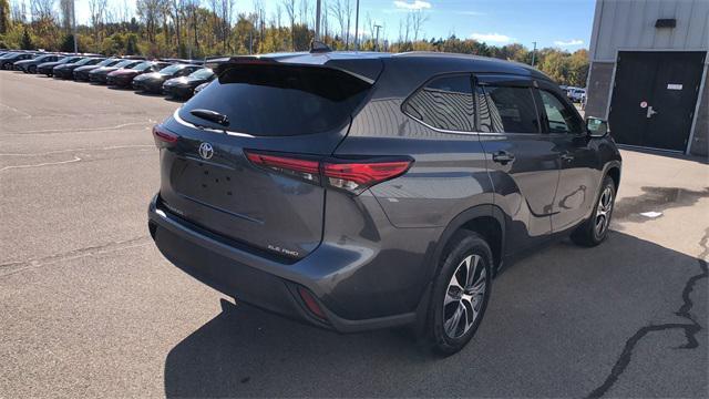 used 2022 Toyota Highlander car, priced at $34,998