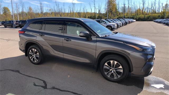 used 2022 Toyota Highlander car, priced at $34,998