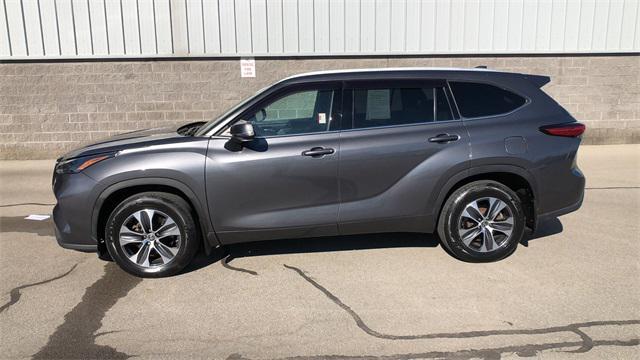 used 2022 Toyota Highlander car, priced at $34,998